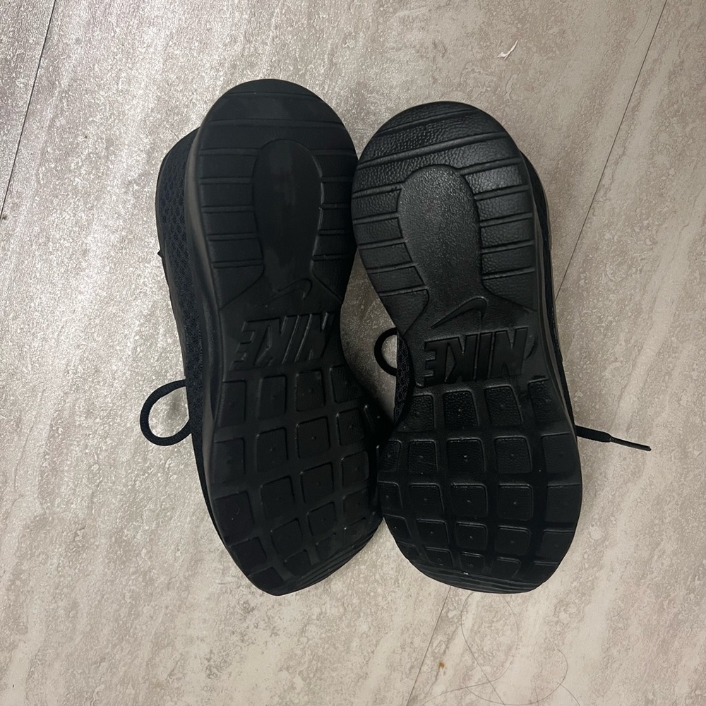 Black Nike Sneakers- EUC - Picture 3 of 6